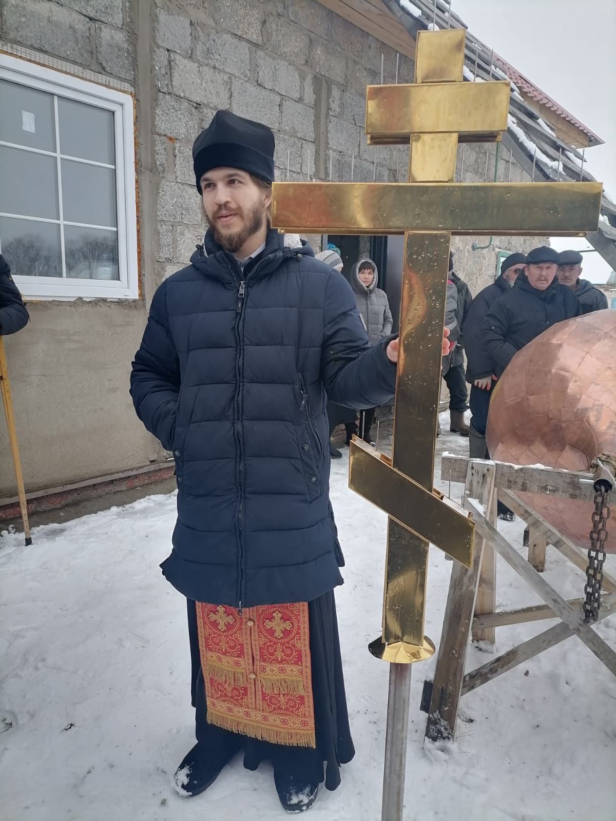 В Аксубаевском районе на сельский храм установили купол и крест