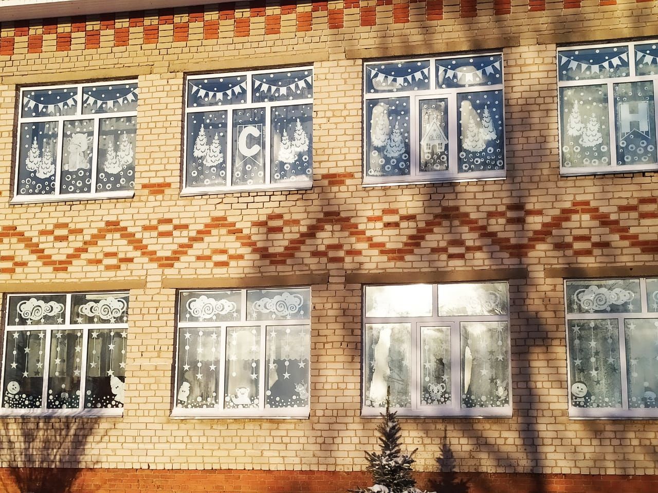 Кривоозерскую школу украсили к Новому году