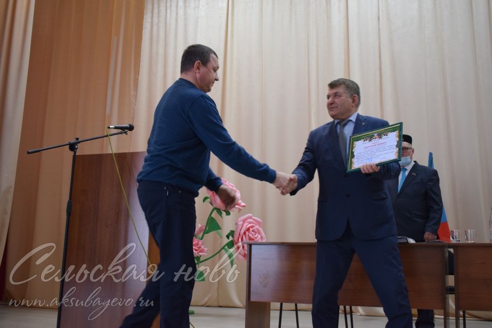 Глава района Камиль Гилманов подарил Старокиязлинскому сельскому дому культуры гармонь