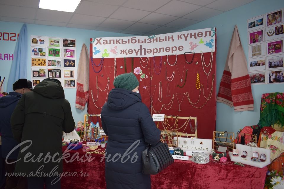 Глава района Камиль Гилманов подарил Старокиязлинскому сельскому дому культуры гармонь