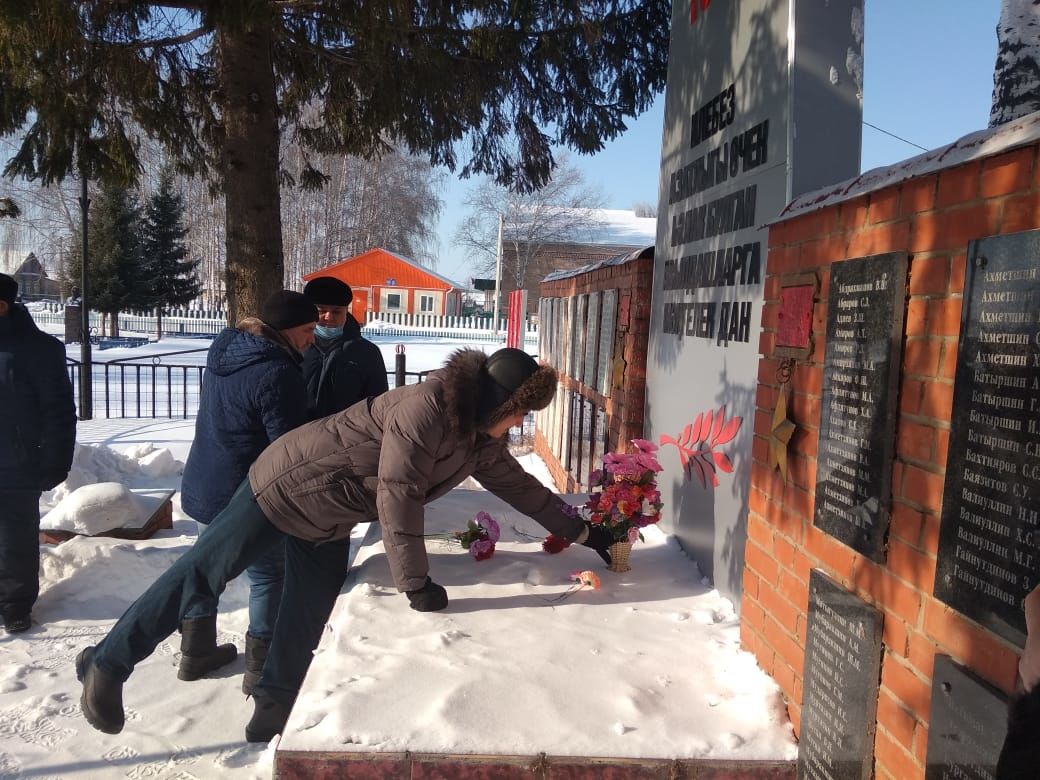 В Новом Ибрайкино почтили память героев Отечества