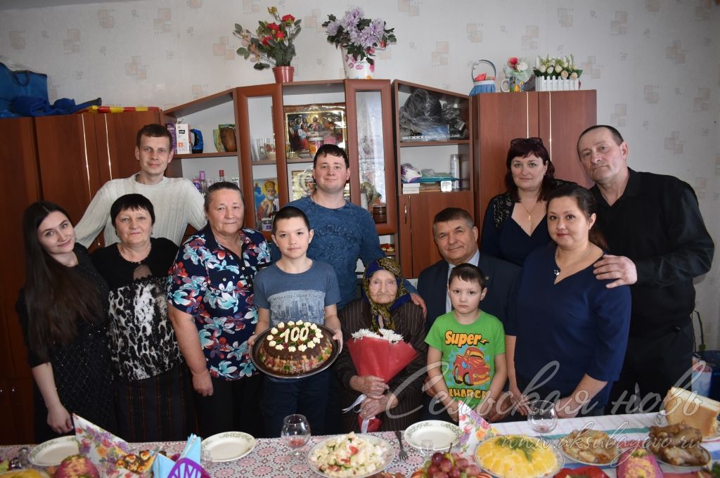 Глава Аксубаевского района Камиль Гилманов поздравил со столетием почтальона войны Антонину Анищенко