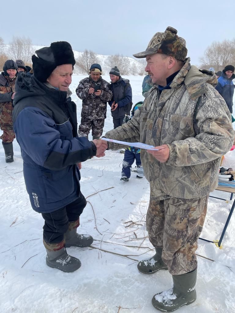 Аксубаевские рыбаки наловили и рыбы, и призов