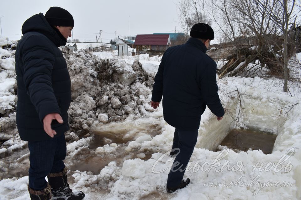 В Аксубаеве готовятся к паводку: русло Сульчи расчищает техника