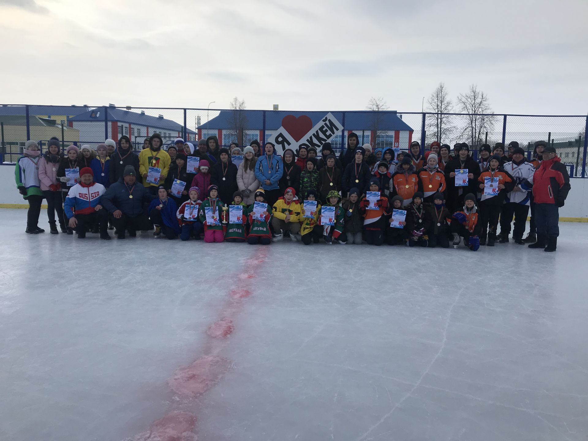 «Люблю папу, маму и хоккей!»: в Аксубаеве прошел семейный хоккейный фестиваль.