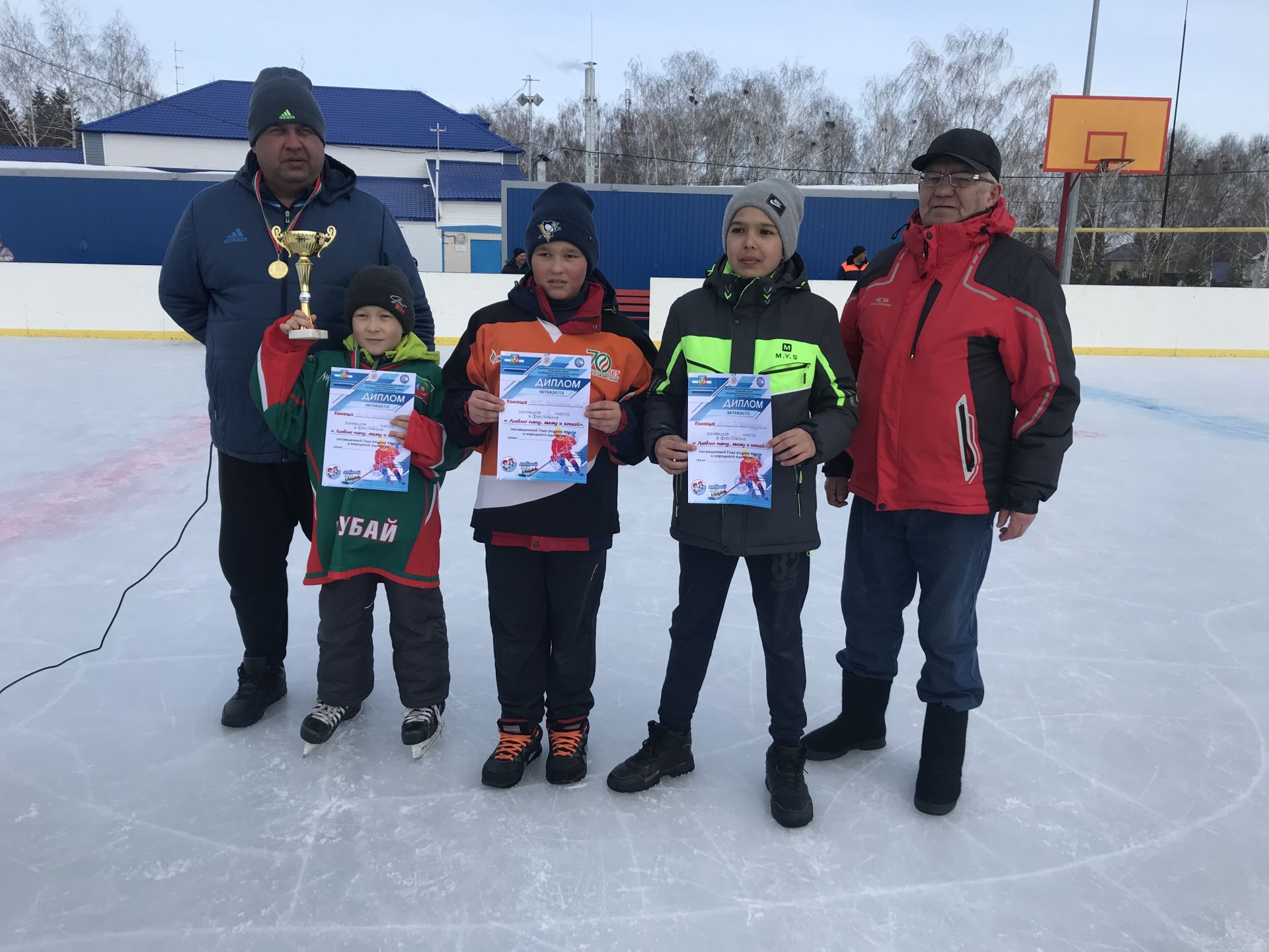 «Люблю папу, маму и хоккей!»: в Аксубаеве прошел семейный хоккейный фестиваль.