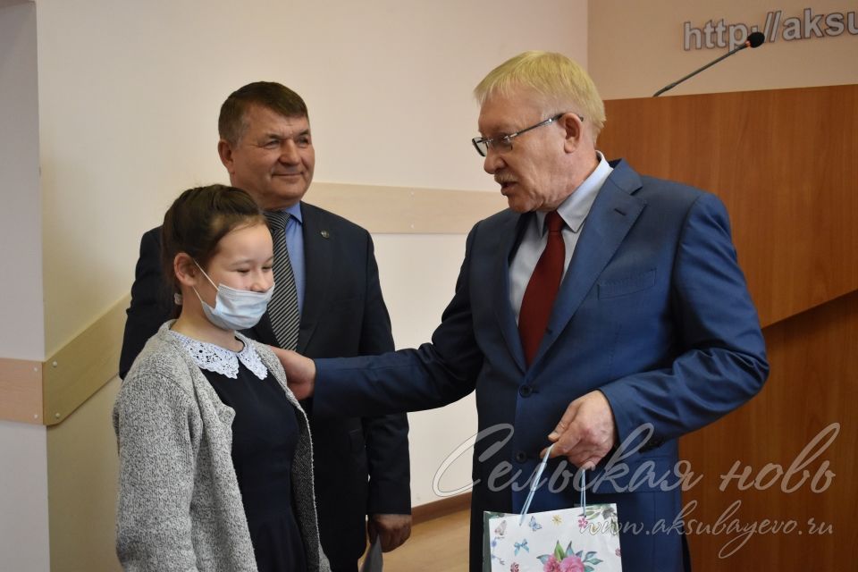 Депутат Олег Морозов подарил планшеты аксубаевским школьникам и провел прием граждан