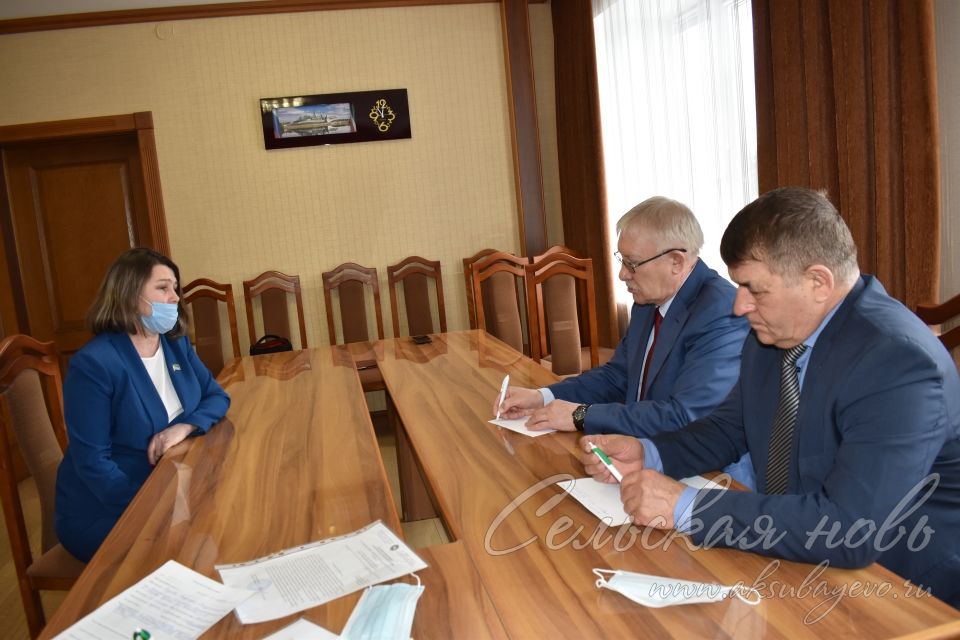 Депутат Олег Морозов подарил планшеты аксубаевским школьникам и провел прием граждан
