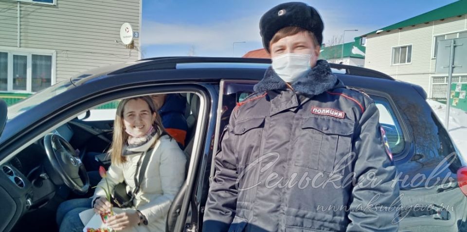 Аксубаевские госавтоинспекторы поздравили автоледи с праздником