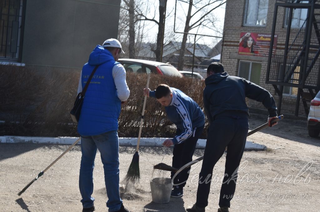 Аксубаевские полицейские взялись за грабли и метлы