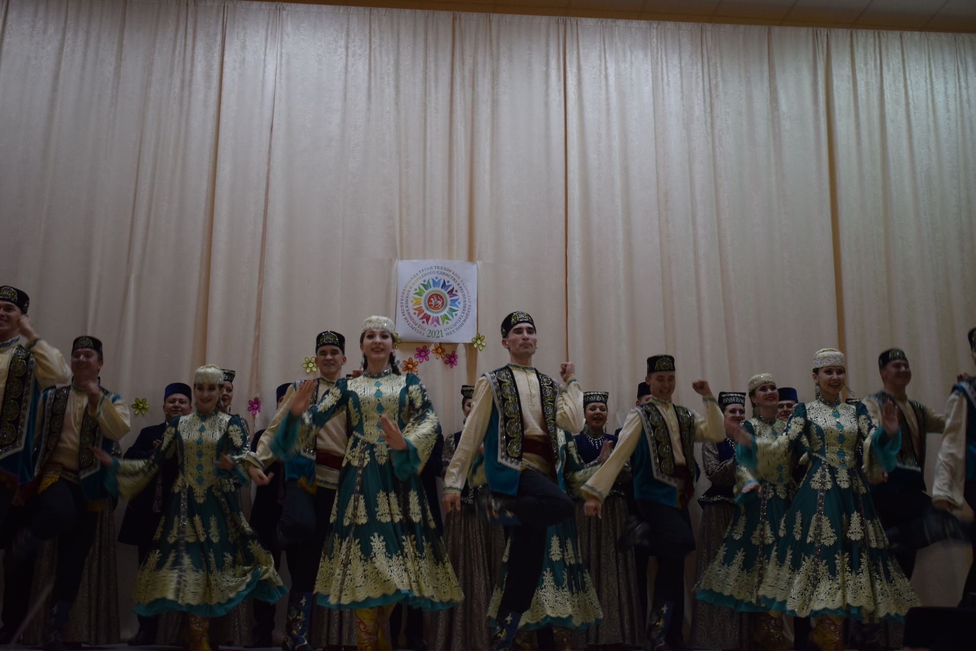 Аксубаевцы с овациями встретили Государственный ансамбль песни и танца РТ