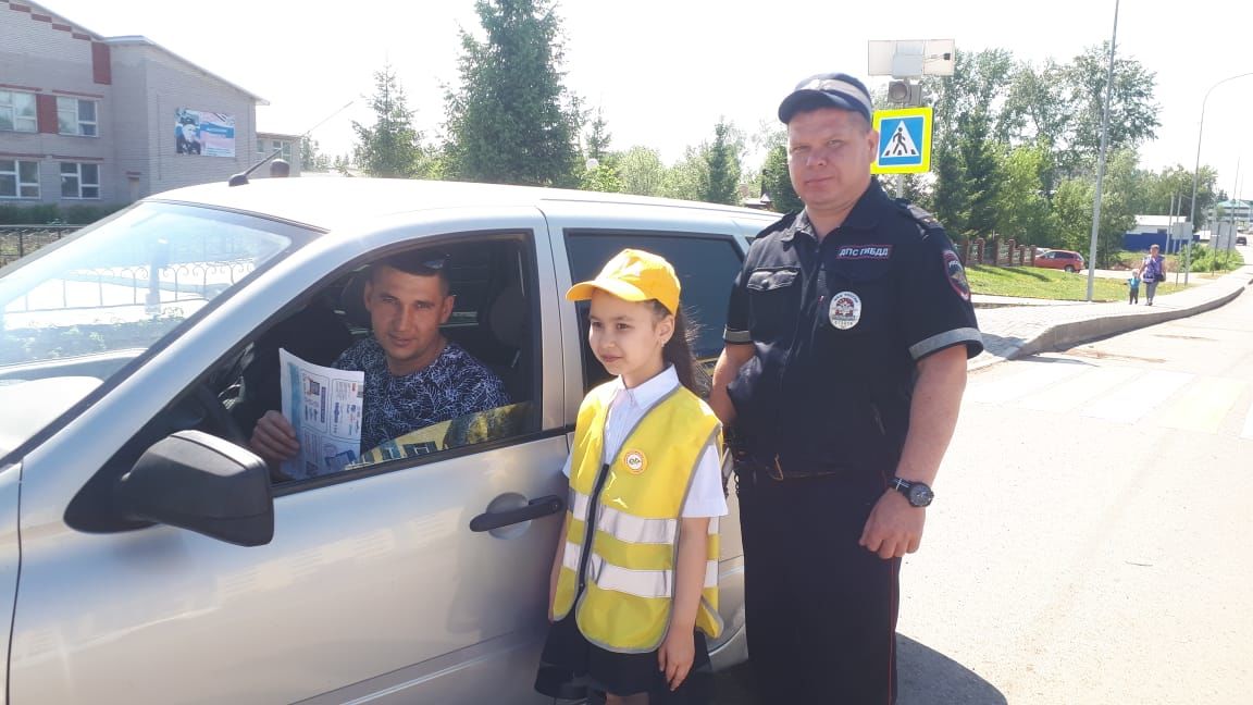 Аксубаевские юные инспектора движения вновь вышли на дорогу с госавтоинспекторами