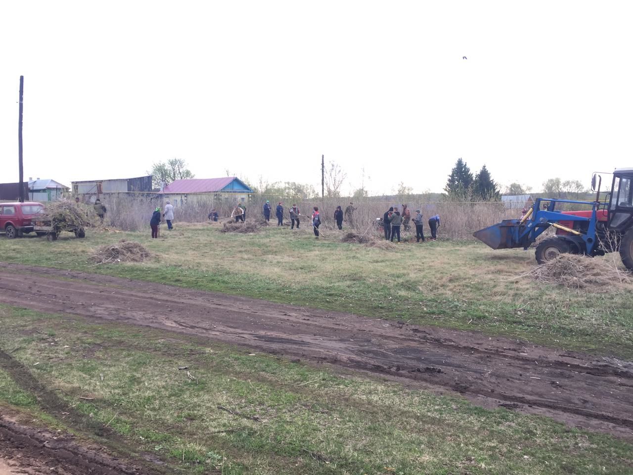 Жители Аксубаевского района продолжают активно принимать участие в субботниках