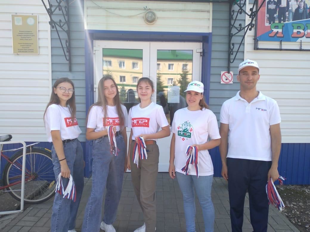 В Аксубаевском районе прошла акция «Российский триколор»