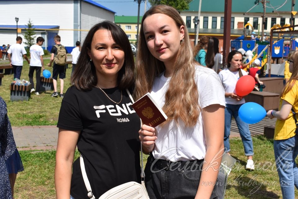 В преддверии Дня России юные аксубаевцы получили первые в своей жизни паспорта