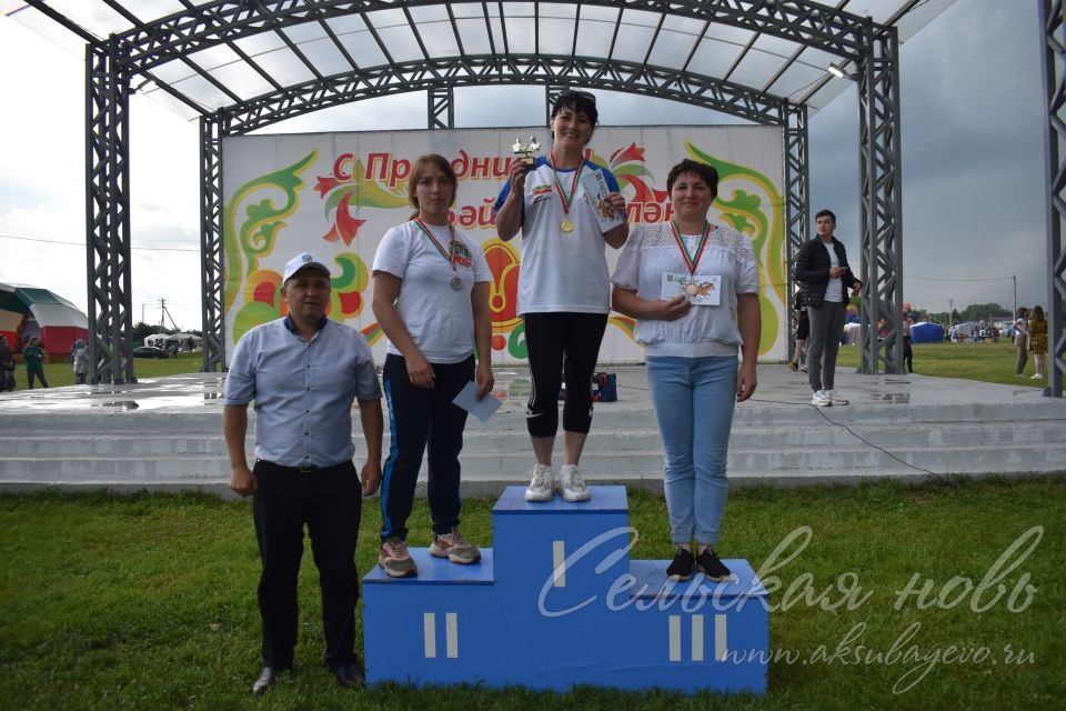 В спортивных состязаниях народных праздников Аксубаевского района сильны как мужчины, так и женщины