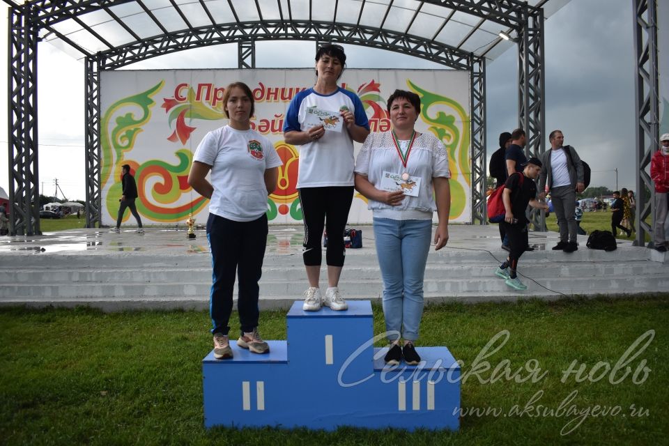 В спортивных состязаниях народных праздников Аксубаевского района сильны как мужчины, так и женщины