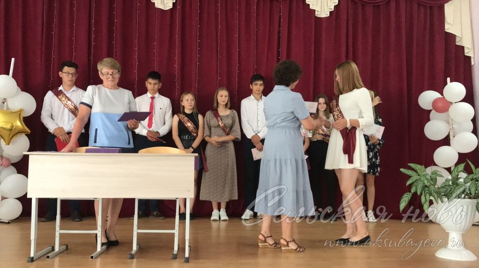 Выпускникам 9-х классов Аксубаевского района вручают аттестаты
