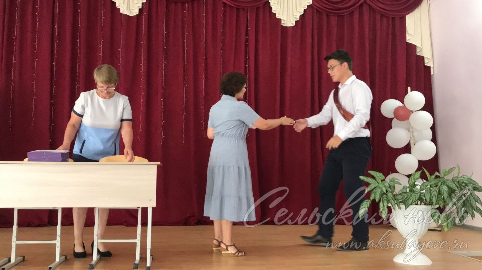 Выпускникам 9-х классов Аксубаевского района вручают аттестаты