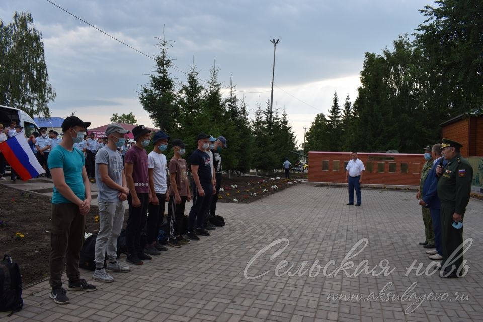 Аксубаевские парни по примеру братьев и друзей идут Родине служить