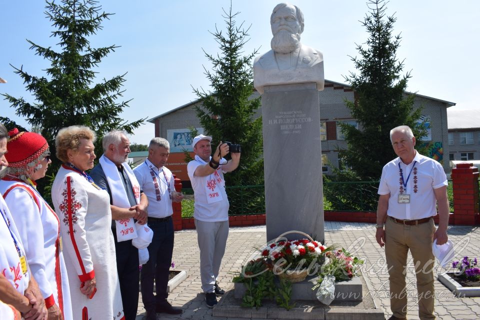 Памятник Шелеби в Аксубаеве собрал деятелей чувашской культуры