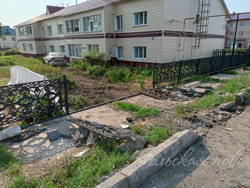 В Аксубаеве водитель влетел в огород  двухэтажки