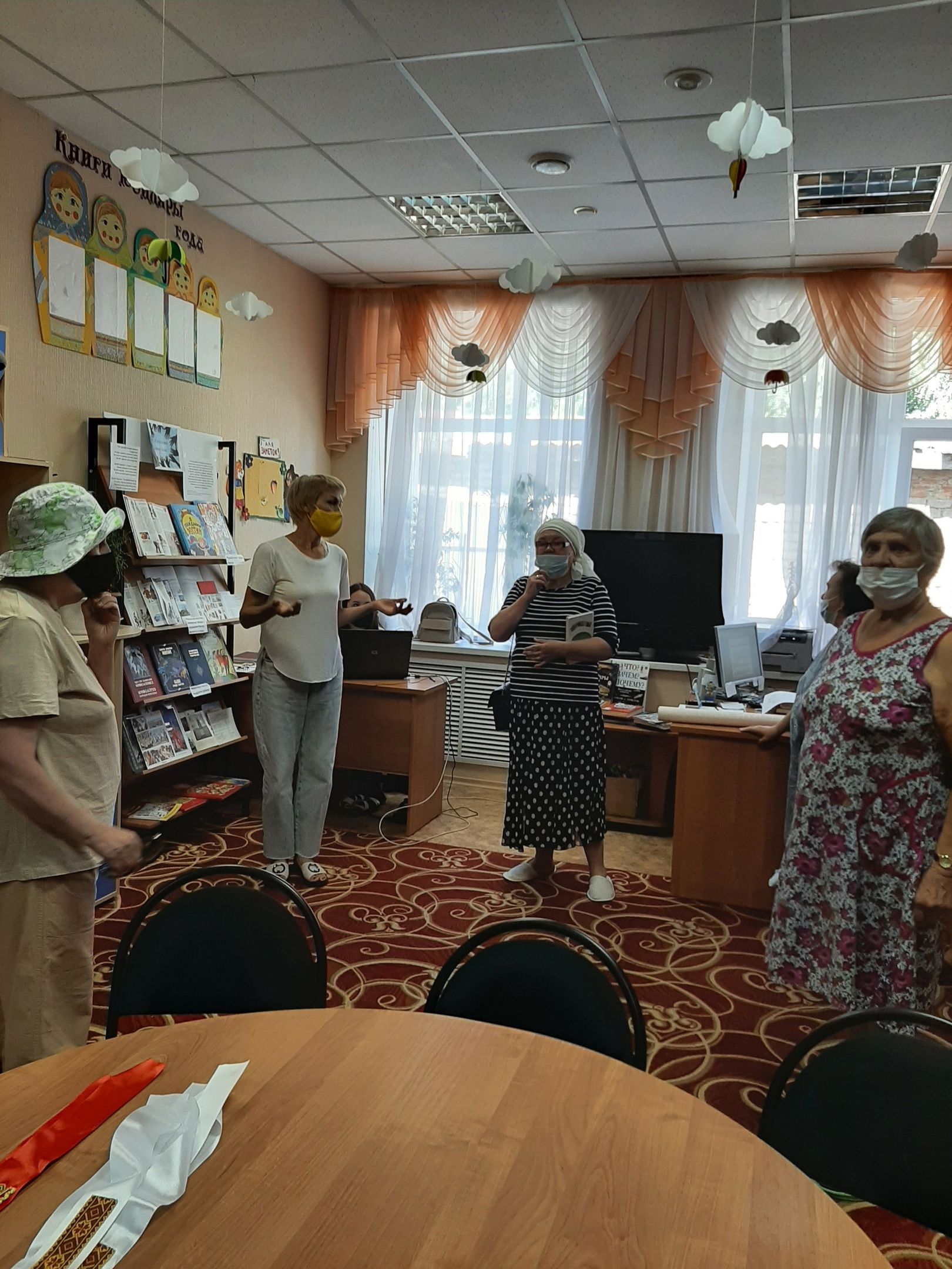 Ромашковое счастье: в отделе обслуживания центральной библиотеки прошло мероприятие ко Дню семьи, любви и верности