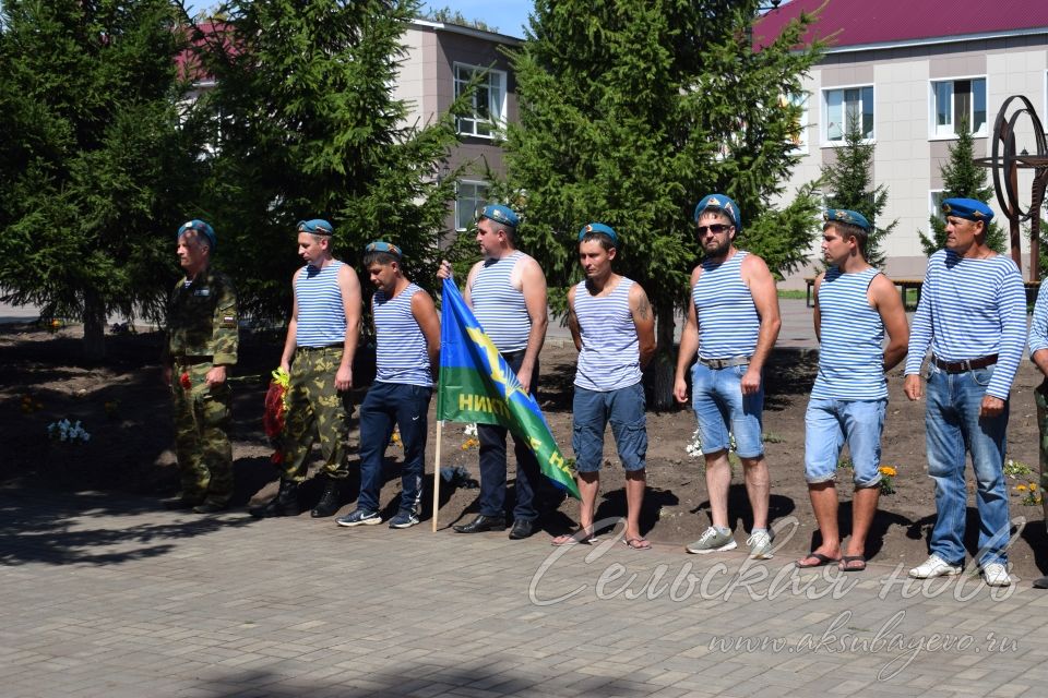 В Аксубаеве поздравили десантников с праздником