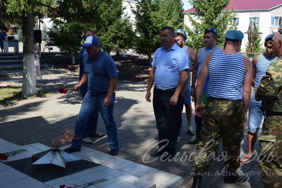 В Аксубаеве поздравили десантников с праздником