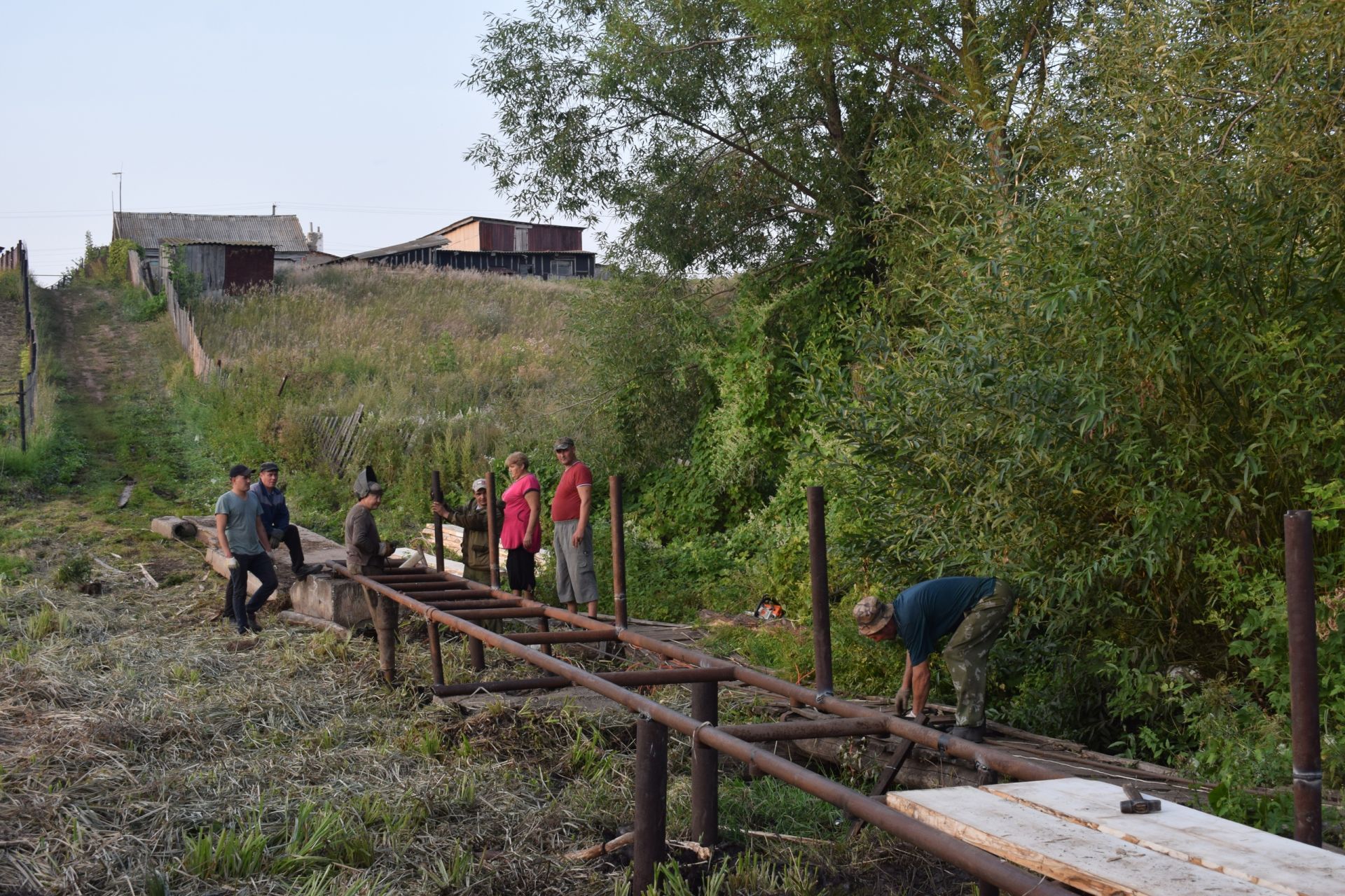 Жители Аксубаевского района своими руками соорудили мост