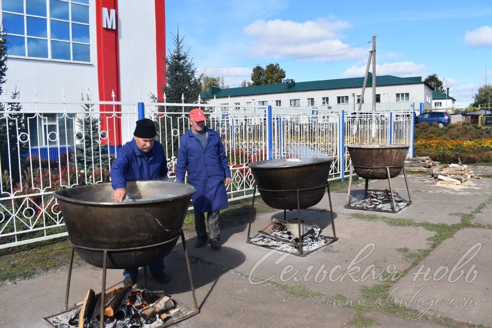 На избирательном участке в Аксубаевском районе избирателей угощают шашлыком и пловом