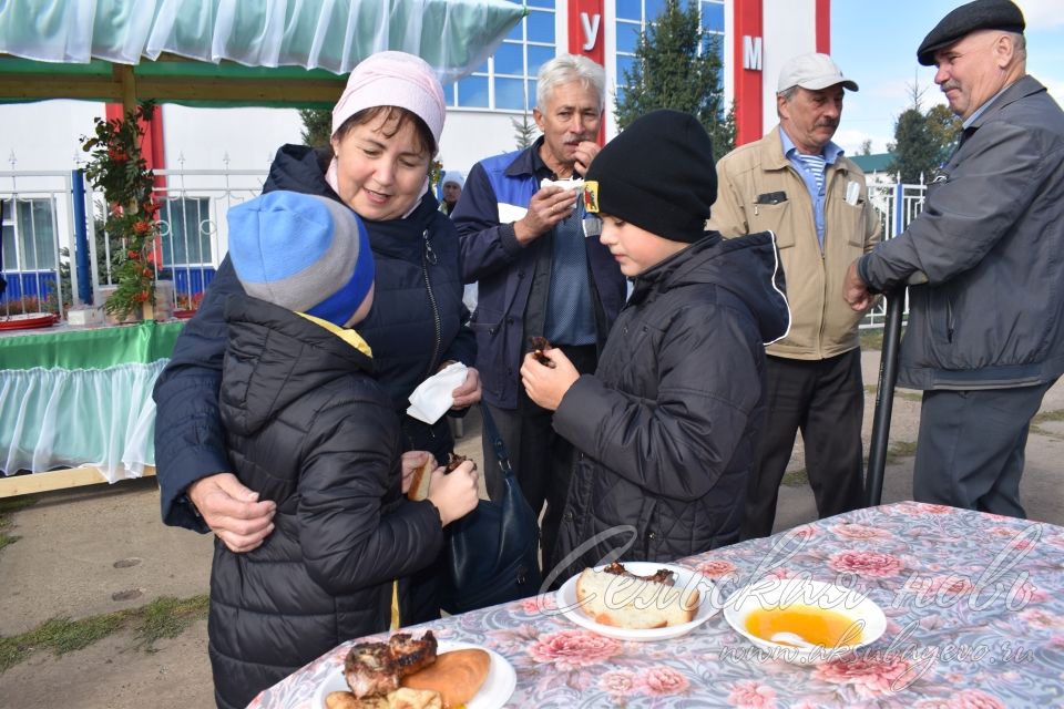 На избирательном участке в Аксубаевском районе избирателей угощают шашлыком и пловом