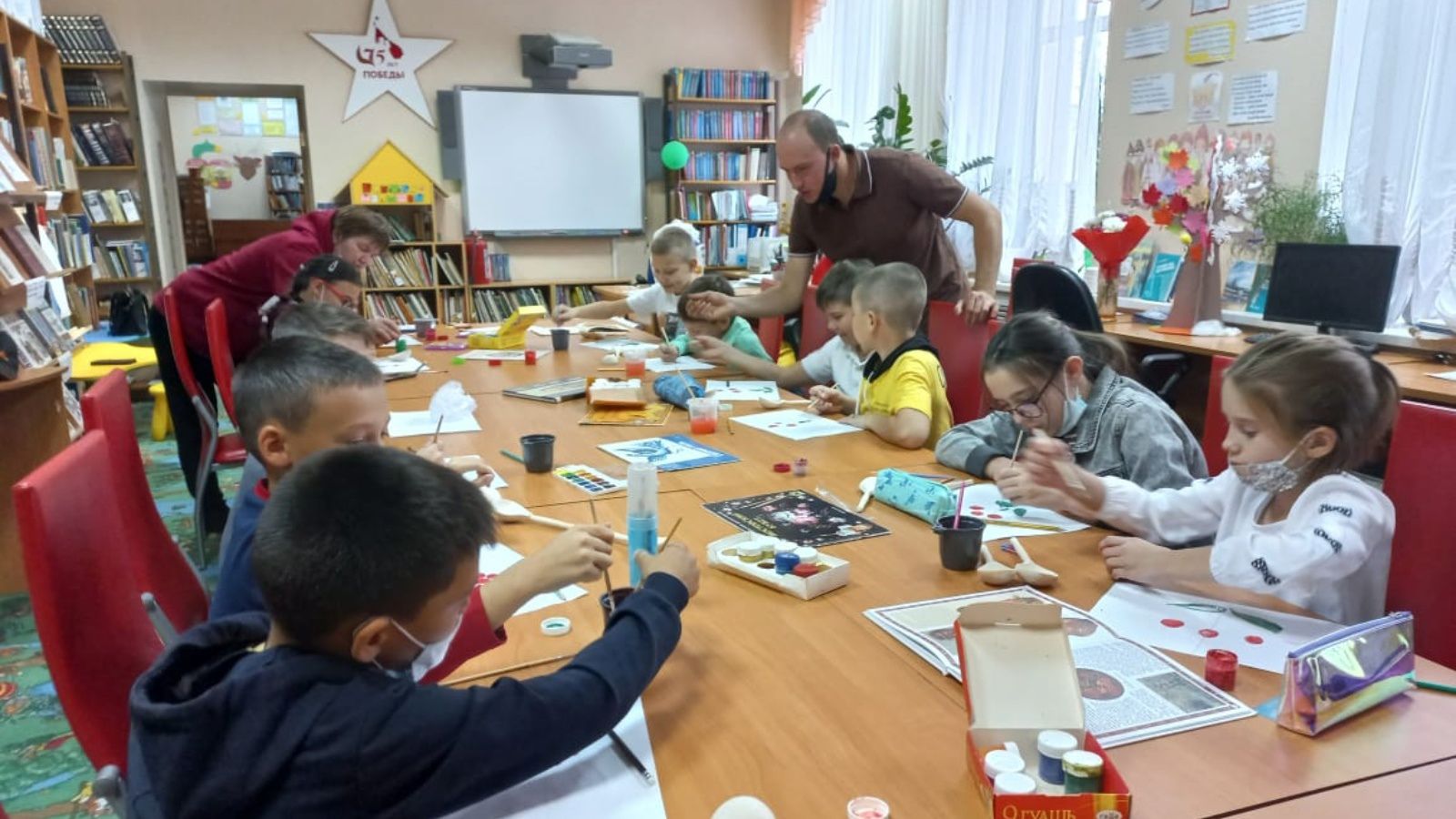 Аксубаевские школьники учились росписи на ложках