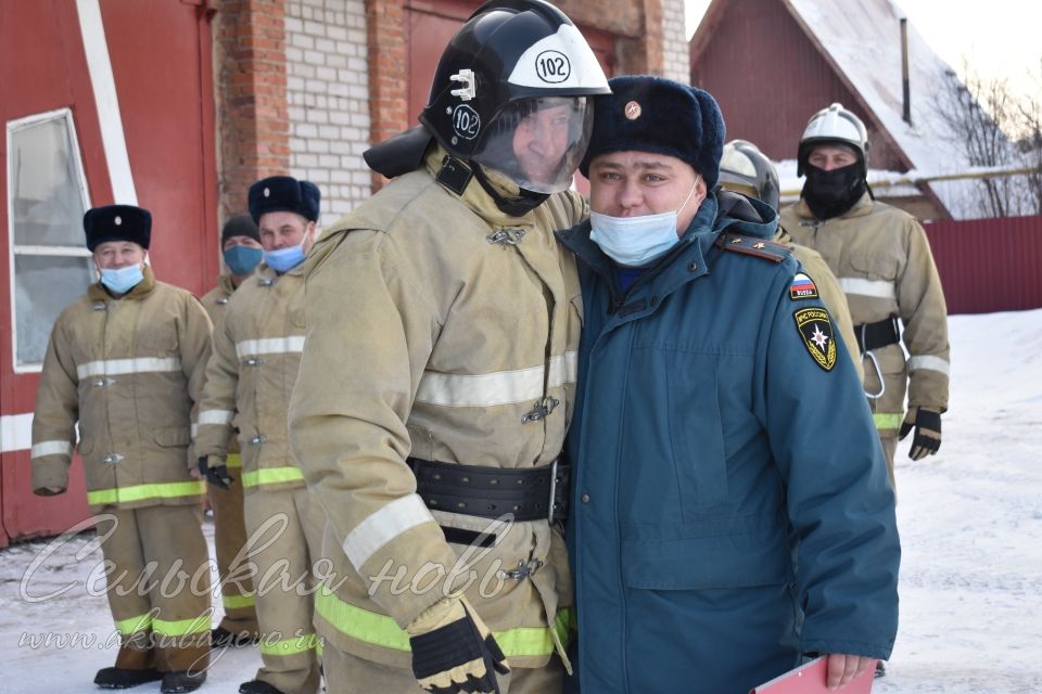 Пожарного-спасателя из Аксубаева проводили на пенсию, смыв сажу и копоть ледяной водой