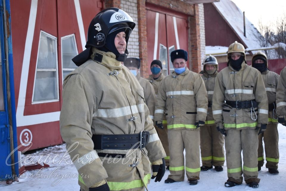 Пожарного-спасателя из Аксубаева проводили на пенсию, смыв сажу и копоть ледяной водой