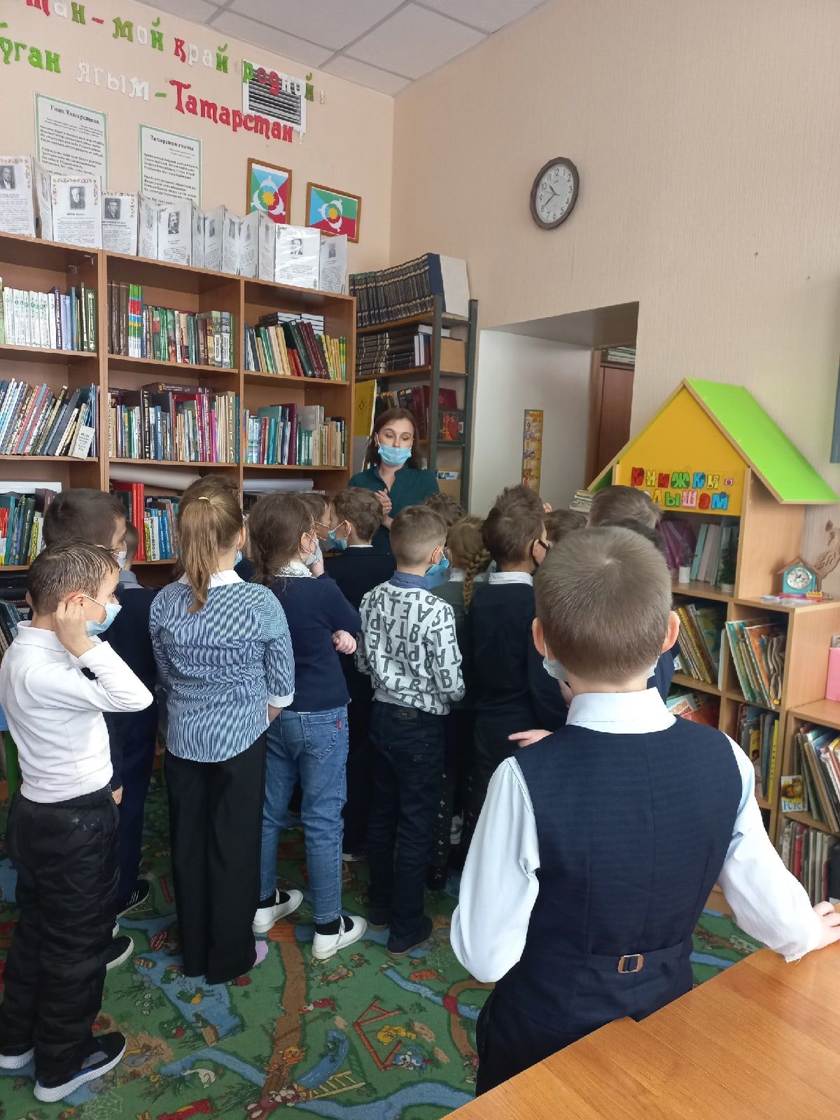 Аксубаевские первоклассники познакомились с детской библиотекой и записались туда