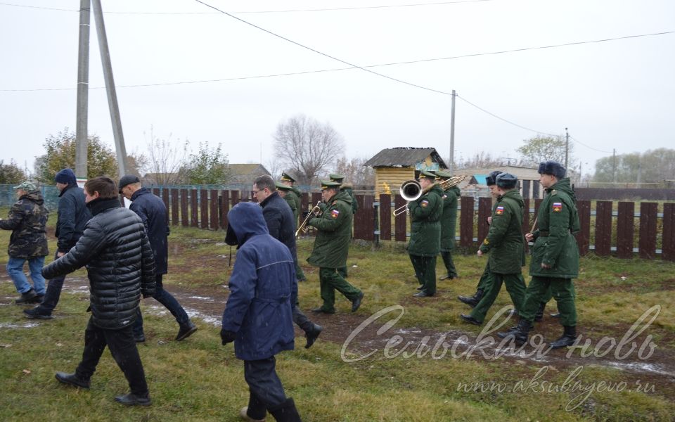 Аксубаевцы проводили в последний путь танкиста Фаниля Исхакова