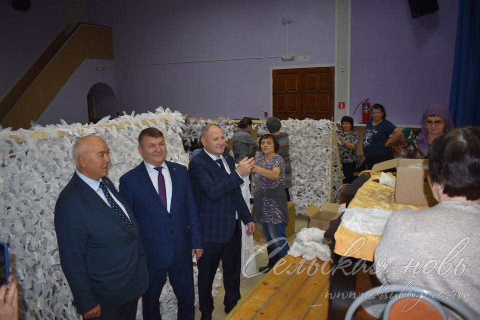 Аксубаевский волонтерский пункт посетили официальные представители