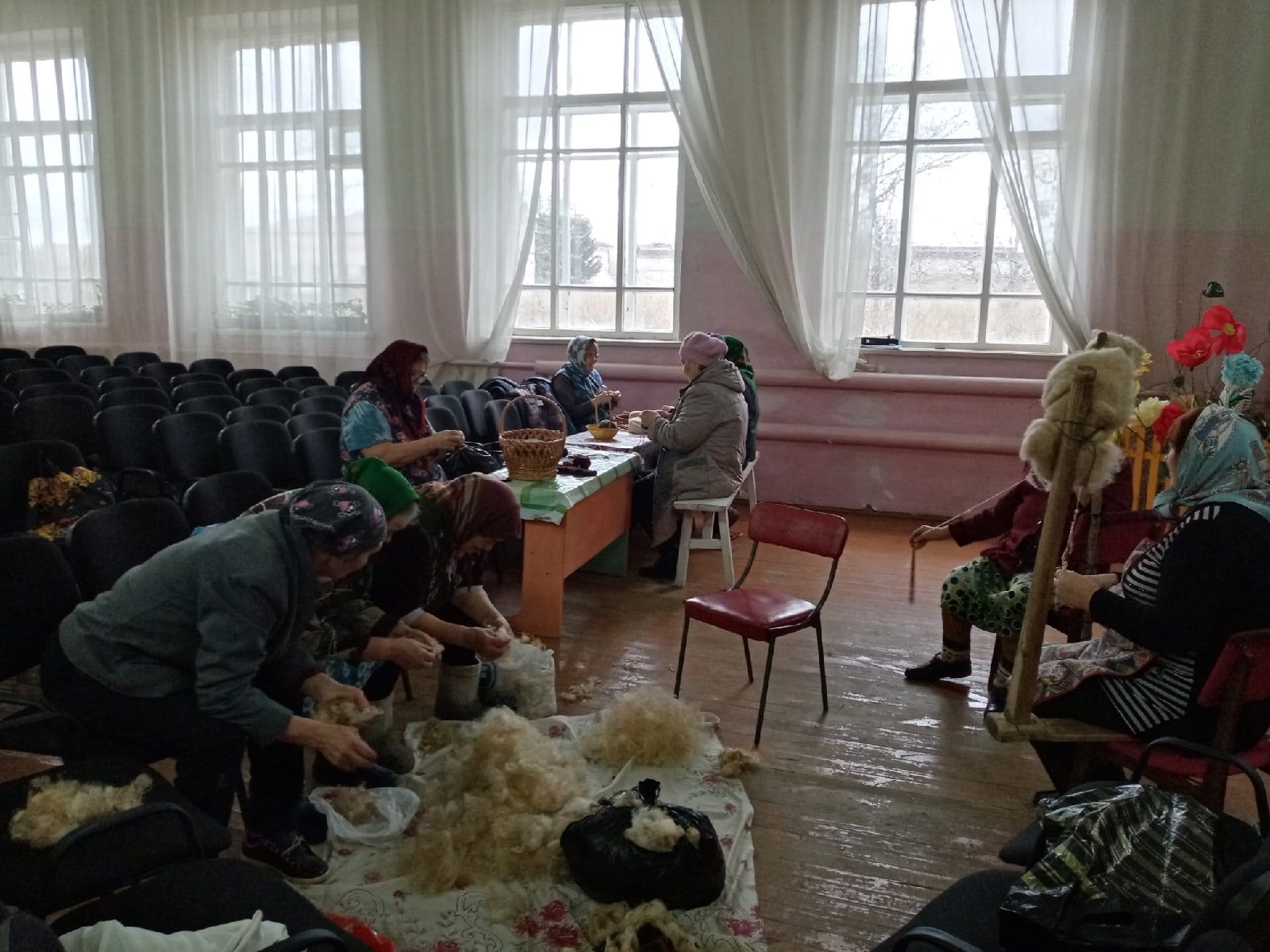 В Новоаксубаевском СДК поют, танцуют, для солдат носки вяжут и маскировку готовят