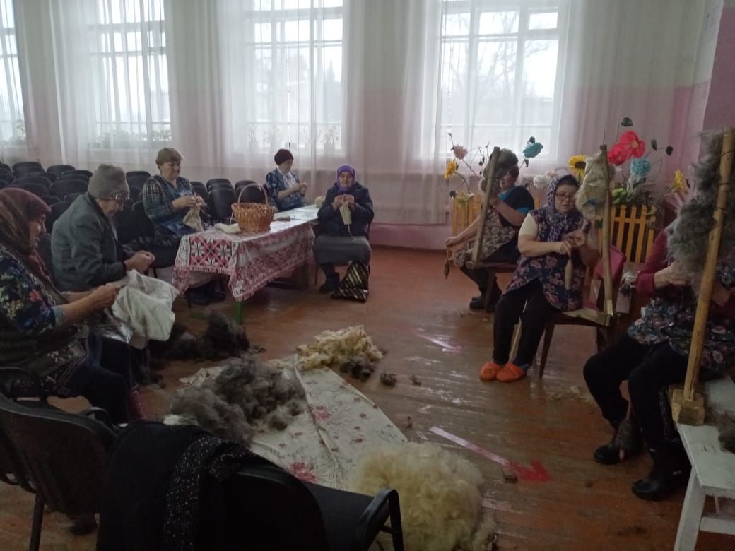 В Новоаксубаевском СДК поют, танцуют, для солдат носки вяжут и маскировку готовят