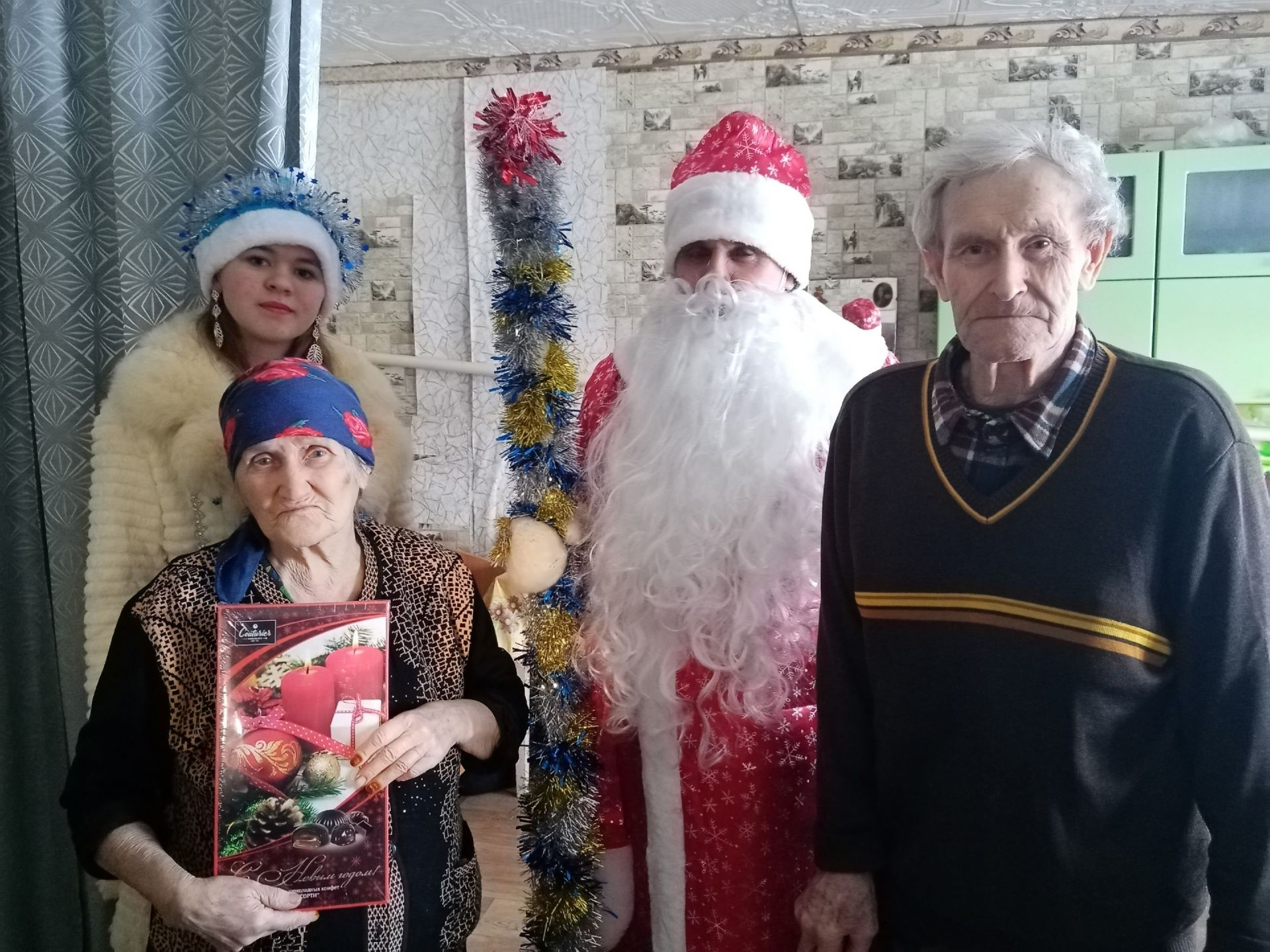Старомокшинцев подарками порадовали Дед Мороз и Снегурочка