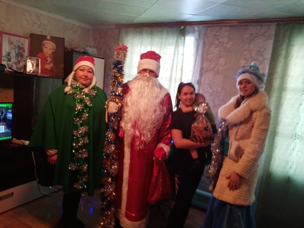 Старомокшинцев подарками порадовали Дед Мороз и Снегурочка