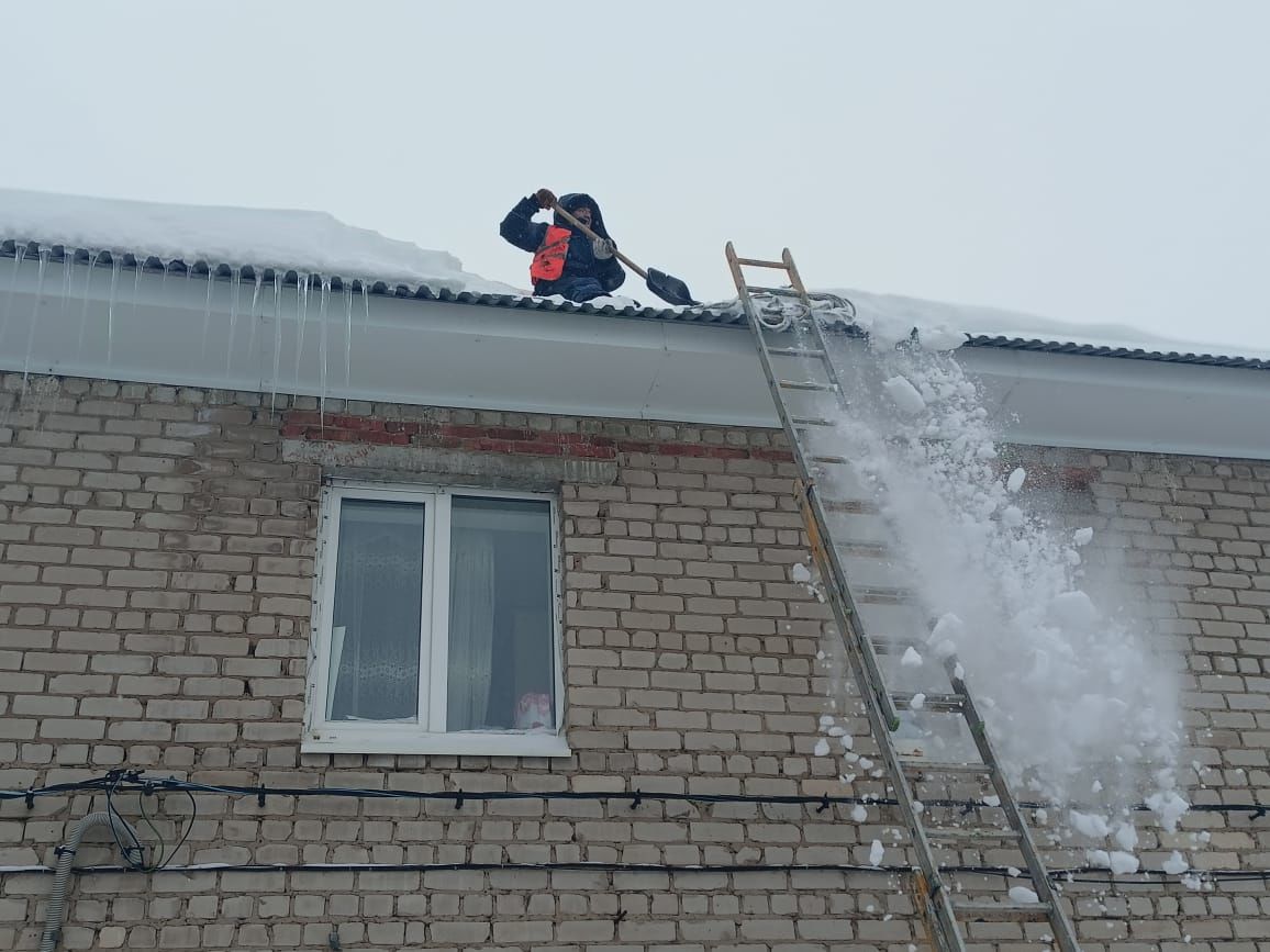 В Аксубаеве снег с крыш многоэтажек убирают рабочие-верхолазы