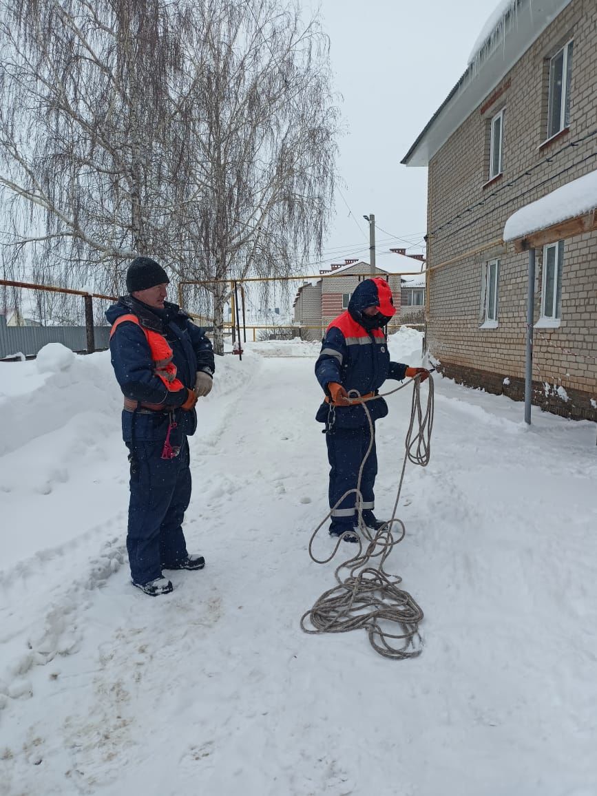 В Аксубаеве снег с крыш многоэтажек убирают рабочие-верхолазы