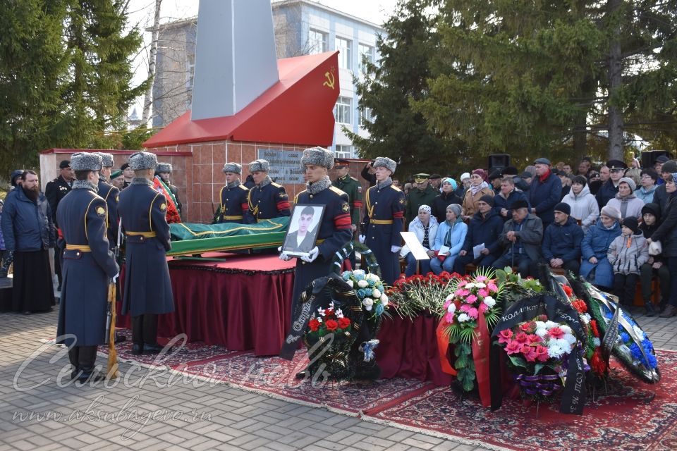Аксубаево простилось с Русланом Садыковым, героически погибшим во время спецоперации на Украине