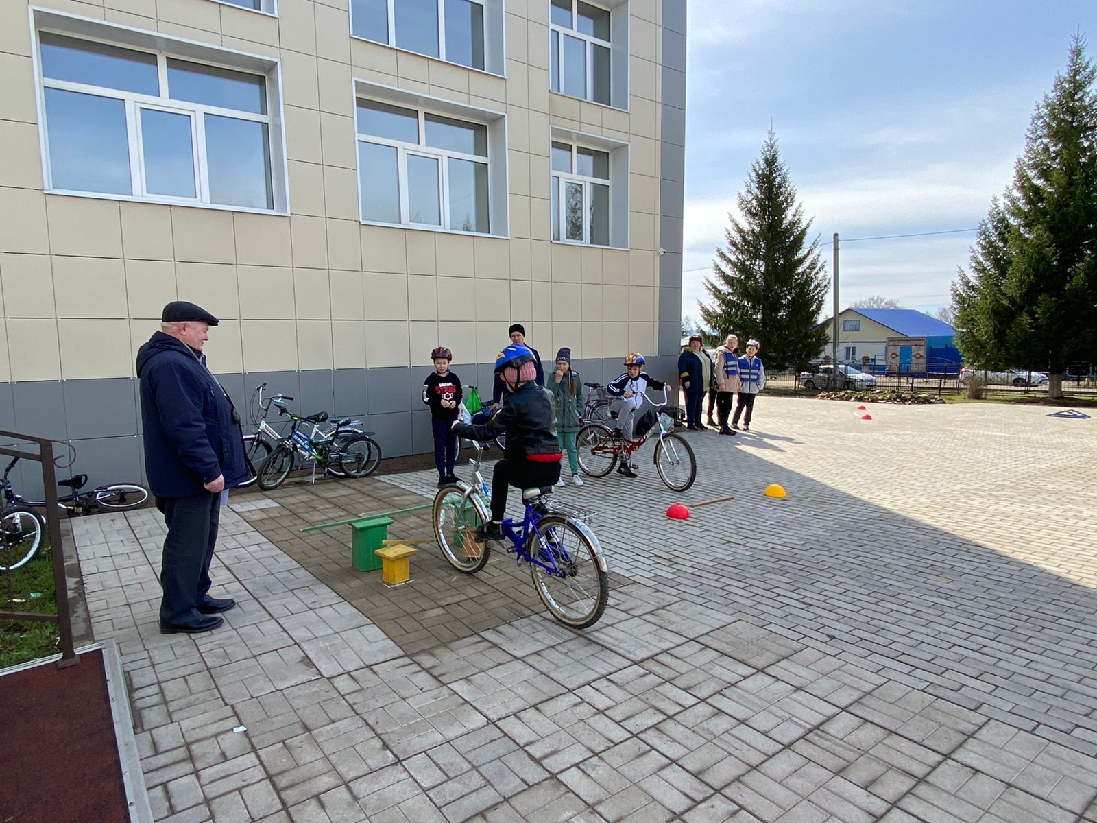 Юидовцы открыли сезон конкурсом «Безопасное колесо»