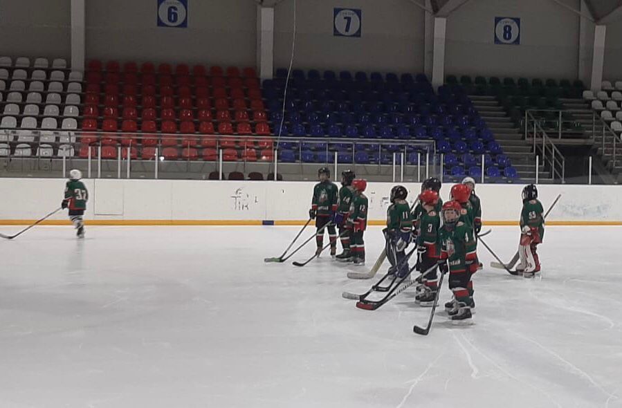 Аксубаевские хоккеисты совершенствуют свои навыки на товарищеских встречах