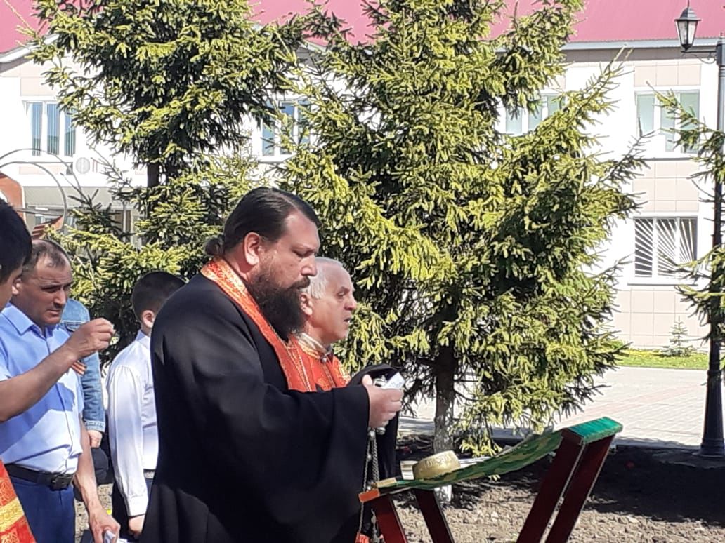 У обелиска павшим воинам в Аксубаеве провели богослужение