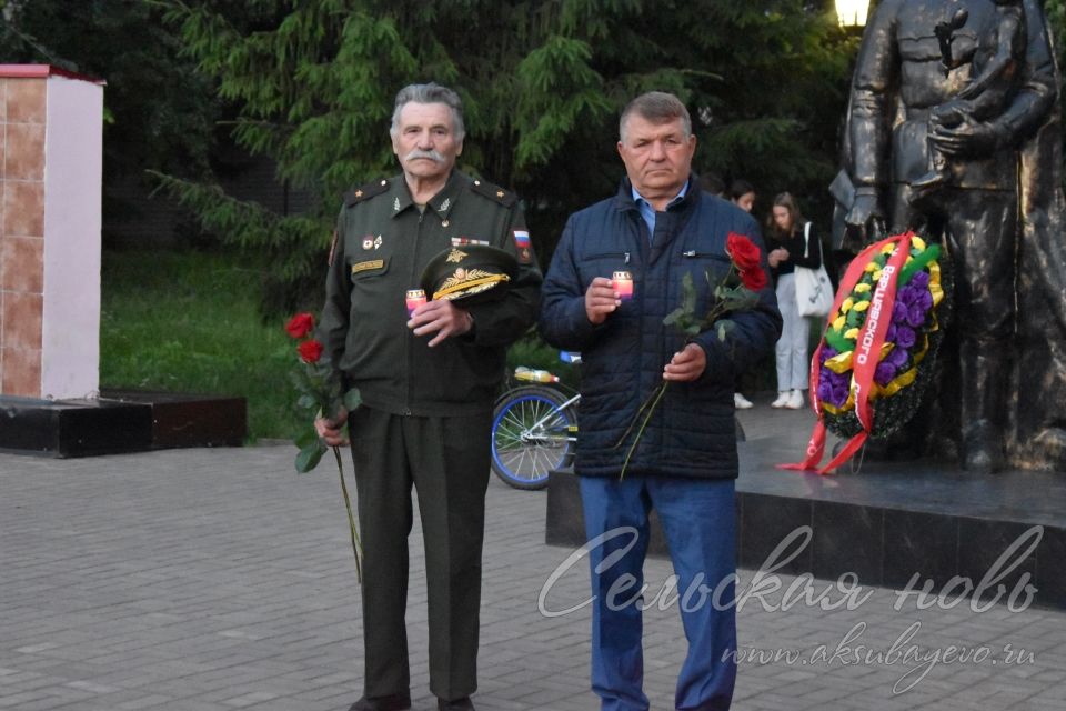 Свечи памяти зажглись у Обелиска павшим в Аксубаеве
