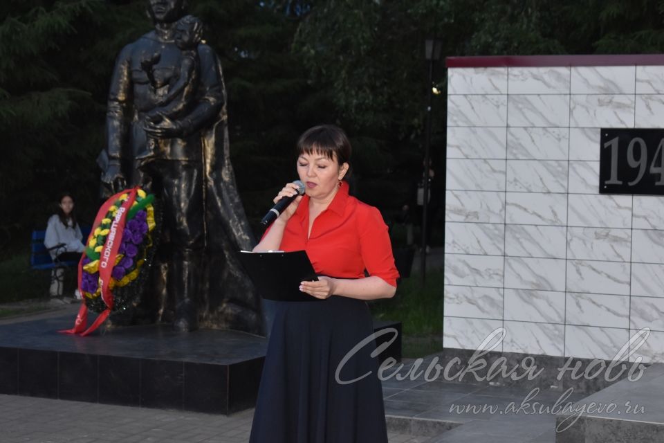 Свечи памяти зажглись у Обелиска павшим в Аксубаеве